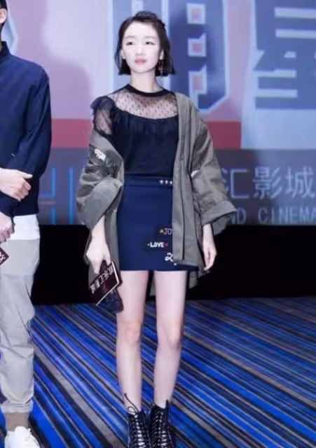 周冬雨也有女人味了，穿蕾絲襯衫配牛仔褲很優雅，這次改變很吸睛