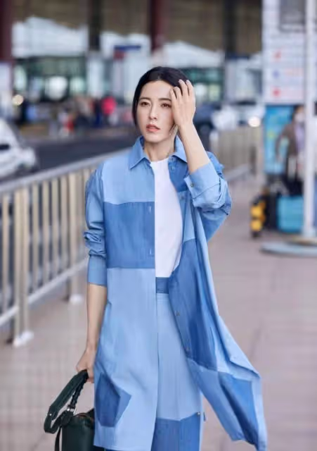 曾黎40多歲還是一點贅肉都沒有，穿又緊又閃的裙子，顏值更勝少女