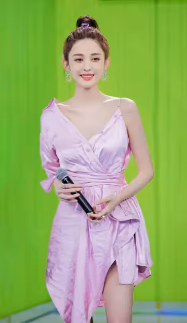 古力娜扎太會打扮，172cm穿粉裙秀美腿，生圖皺皺巴巴依然顯氣質