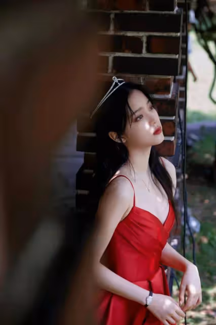 歐陽娜娜20+就這麼有料，穿紅色長裙優雅迷人，韻味十足好吸睛