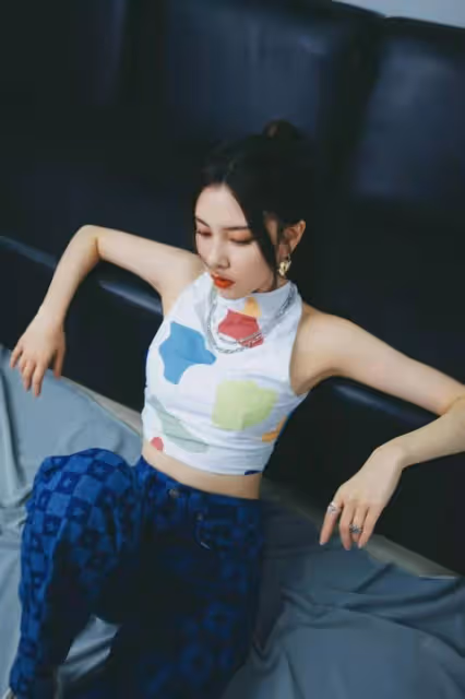 宋妍霏衣品真不簡單，短款+露背洋氣又時髦，平板身材更敢穿
