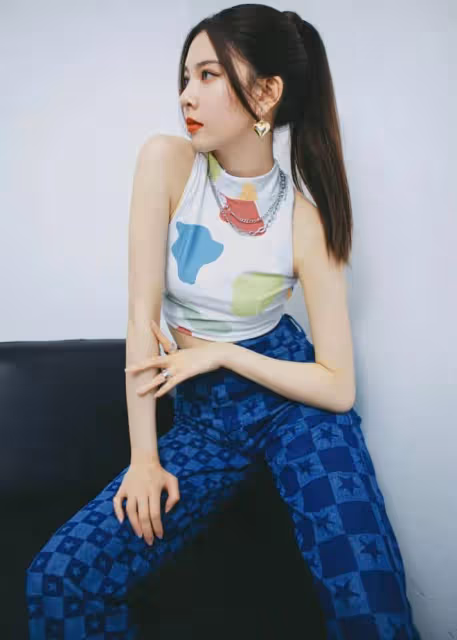 宋妍霏衣品真不簡單，短款+露背洋氣又時髦，平板身材更敢穿