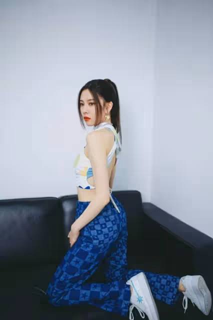 宋妍霏衣品真不簡單，短款+露背洋氣又時髦，平板身材更敢穿