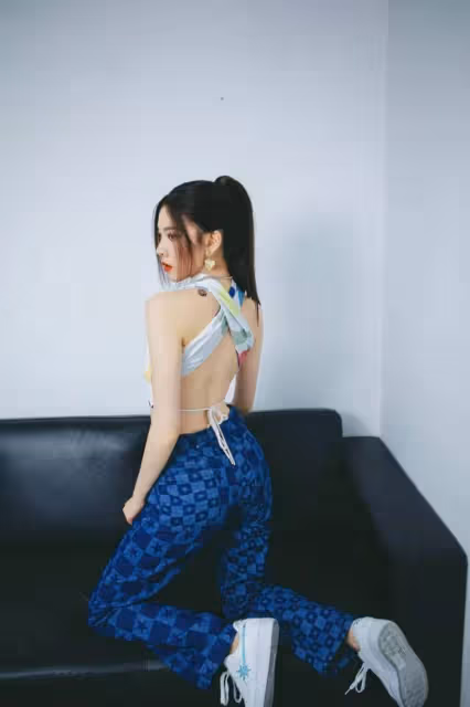 宋妍霏衣品真不簡單，短款+露背洋氣又時髦，平板身材更敢穿