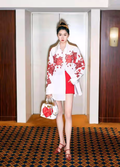 關曉彤在國外更美，一襲抹胸長裙仙美靈動，和外國人合影也不輸
