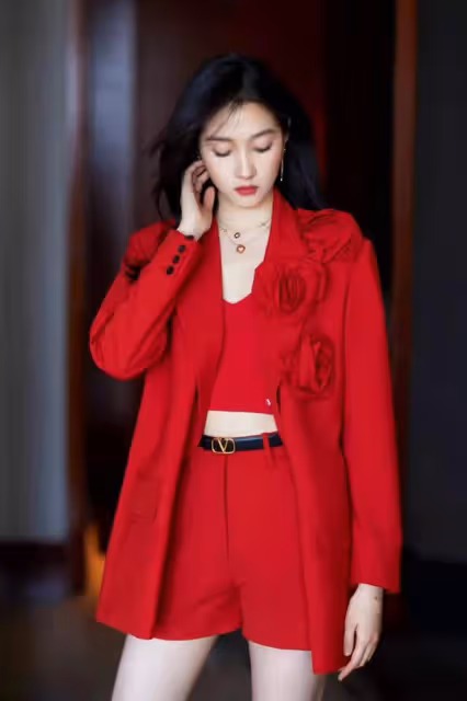 關曉彤在國外更美，一襲抹胸長裙仙美靈動，和外國人合影也不輸