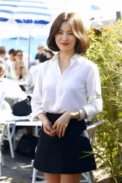 宋慧喬好適合穿蕾絲，用「上淺下深」來突出質感，看著少女又洋氣