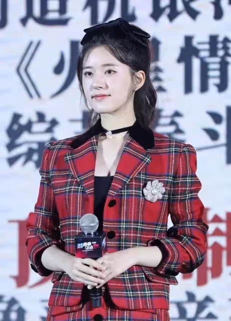 趙露思改走輕熟風，格紋套裝看著雖然保守，氣質卻又甜又性感