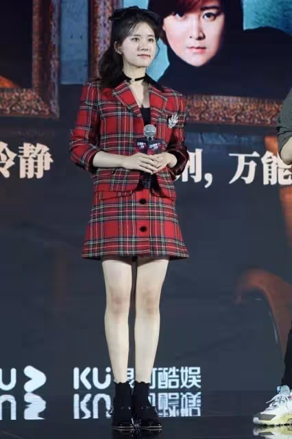 趙露思改走輕熟風，格紋套裝看著雖然保守，氣質卻又甜又性感