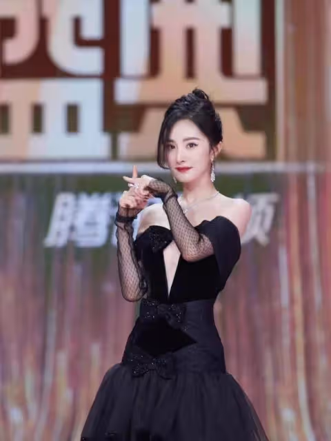 楊冪不再強凹少女感，穿黑裙配同色手套，高級優雅有34歲的樣子