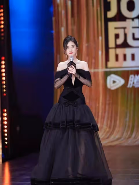 楊冪不再強凹少女感，穿黑裙配同色手套，高級優雅有34歲的樣子