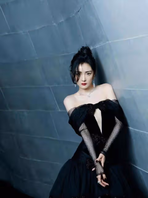 楊冪不再強凹少女感，穿黑裙配同色手套，高級優雅有34歲的樣子
