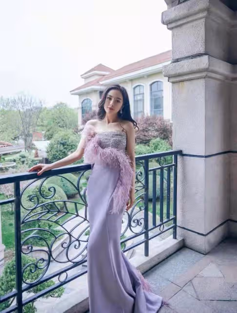 楊冪不再強凹少女感，穿黑裙配同色手套，高級優雅有34歲的樣子