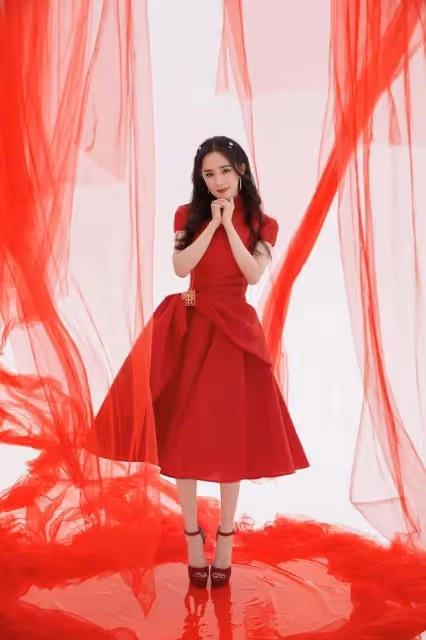 楊冪不再強凹少女感，穿黑裙配同色手套，高級優雅有34歲的樣子