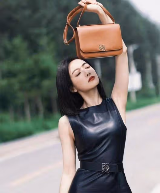 看誰還敢說宋茜胖了？一身黑色皮裙加身，這身材比例明明剛剛好