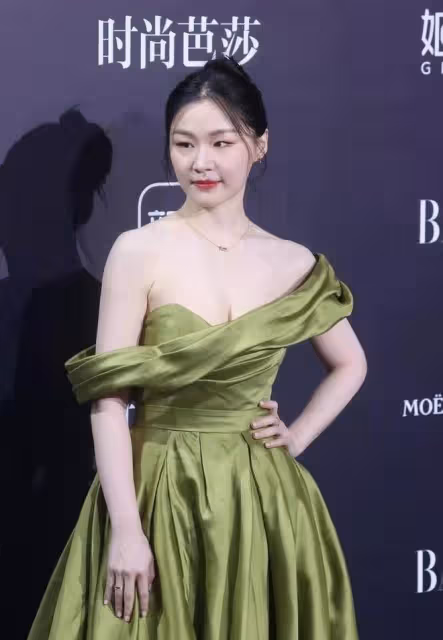 金靖真是深藏不露！穿一字肩綠色禮服，皮膚白得晃眼身材也吸睛