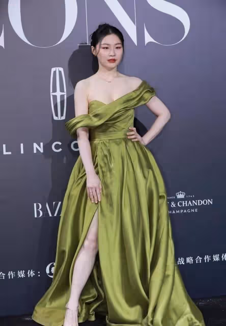 金靖真是深藏不露！穿一字肩綠色禮服，皮膚白得晃眼身材也吸睛