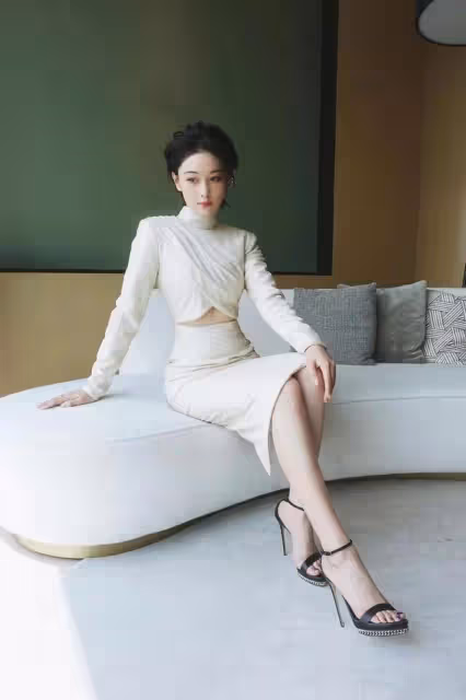張馨予終於好好打扮了，穿襯衫配靴子洋氣，氣質少女不像生過娃