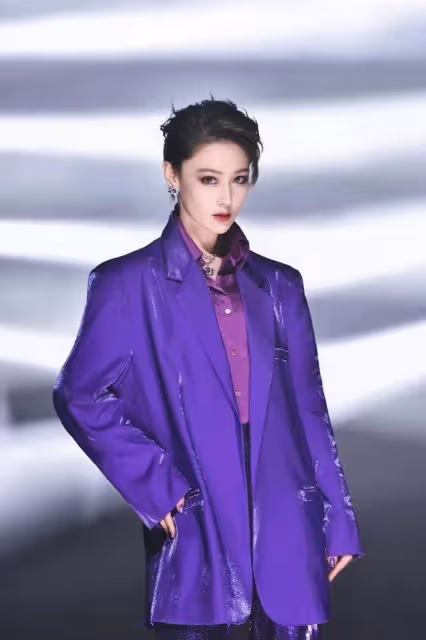 張馨予終於好好打扮了，穿襯衫配靴子洋氣，氣質少女不像生過娃