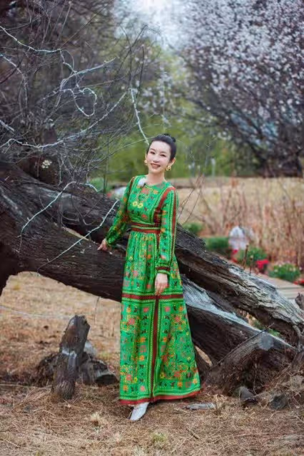 誰說簡潔就是美？看過42歲秦海璐穿花衣服，真是越複雜越好看