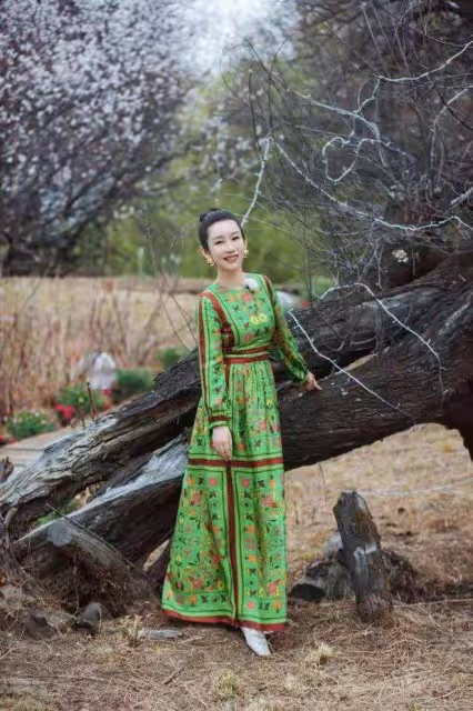 誰說簡潔就是美？看過42歲秦海璐穿花衣服，真是越複雜越好看