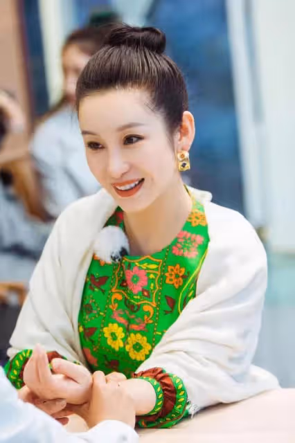 誰說簡潔就是美？看過42歲秦海璐穿花衣服，真是越複雜越好看