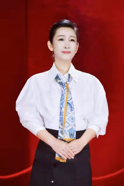 誰說簡潔就是美？看過42歲秦海璐穿花衣服，真是越複雜越好看