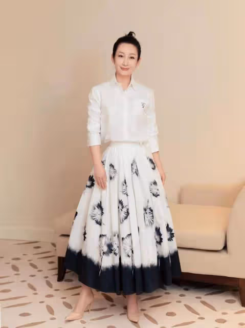 誰說簡潔就是美？看過42歲秦海璐穿花衣服，真是越複雜越好看