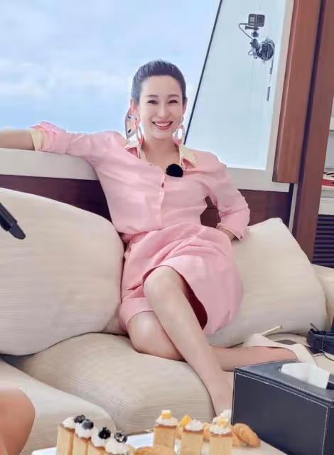 誰說簡潔就是美？看過42歲秦海璐穿花衣服，真是越複雜越好看