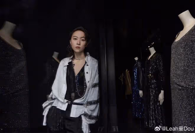27歲竇靖童近照曝光,性感穿搭超養眼,和妹妹李嫣都是個性美