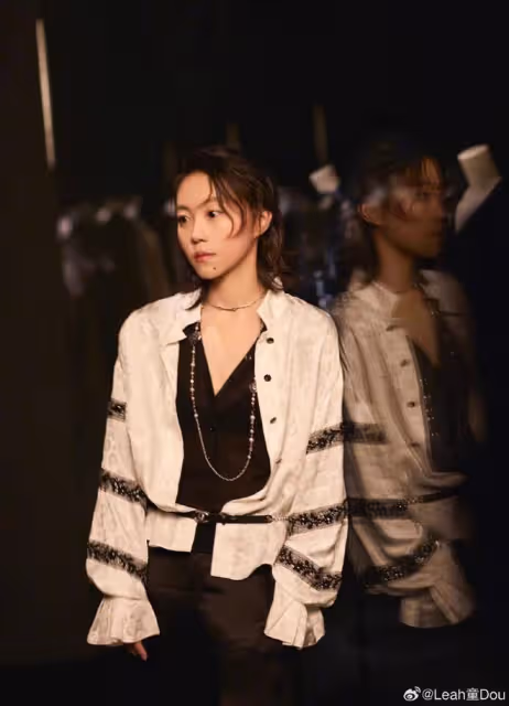 27歲竇靖童近照曝光,性感穿搭超養眼,和妹妹李嫣都是個性美