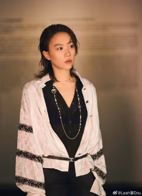 27歲竇靖童近照曝光,性感穿搭超養眼,和妹妹李嫣都是個性美
