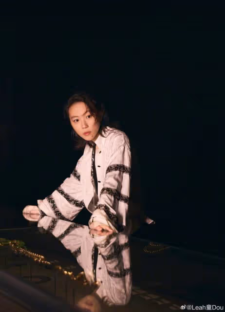 27歲竇靖童近照曝光,性感穿搭超養眼,和妹妹李嫣都是個性美
