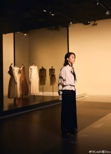 27歲竇靖童近照曝光,性感穿搭超養眼,和妹妹李嫣都是個性美