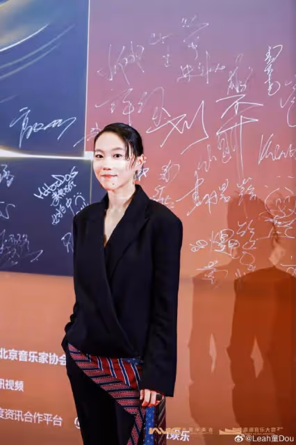 27歲竇靖童近照曝光,性感穿搭超養眼,和妹妹李嫣都是個性美