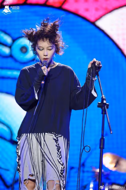 27歲竇靖童近照曝光,性感穿搭超養眼,和妹妹李嫣都是個性美