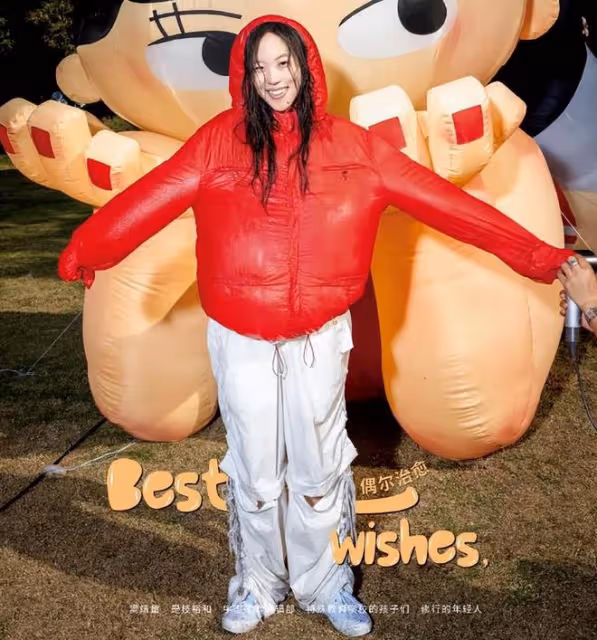 27歲竇靖童近照曝光,性感穿搭超養眼,和妹妹李嫣都是個性美