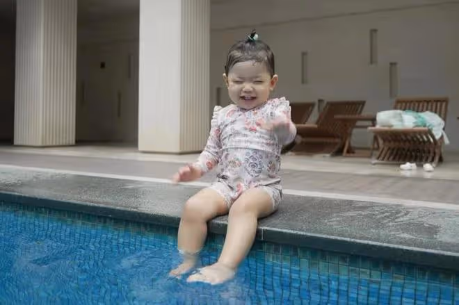 程曉玥曬1歲女兒游泳萌照,胖豆穿小泳衣玩水,白白胖胖超像媽媽