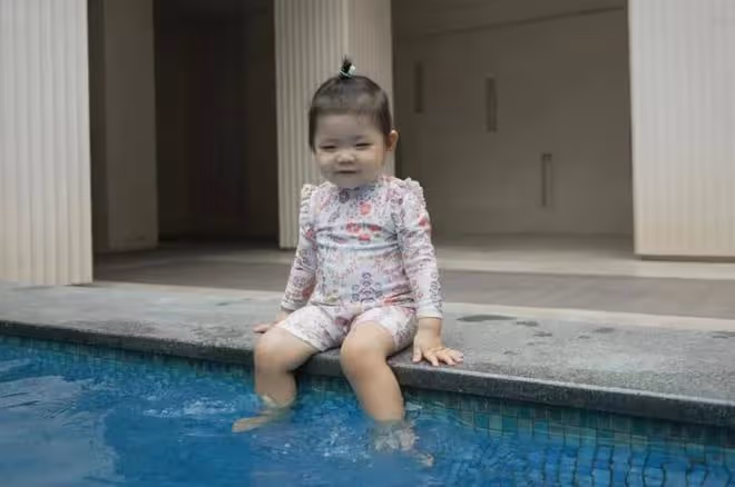 程曉玥曬1歲女兒游泳萌照,胖豆穿小泳衣玩水,白白胖胖超像媽媽