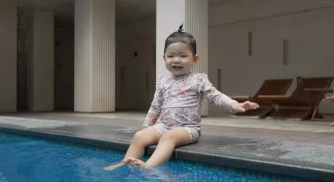 程曉玥曬1歲女兒游泳萌照,胖豆穿小泳衣玩水,白白胖胖超像媽媽