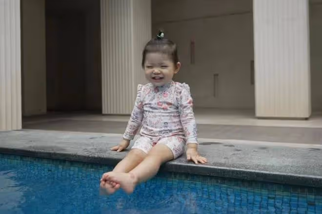 程曉玥曬1歲女兒游泳萌照,胖豆穿小泳衣玩水,白白胖胖超像媽媽