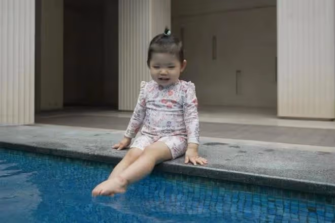 程曉玥曬1歲女兒游泳萌照,胖豆穿小泳衣玩水,白白胖胖超像媽媽