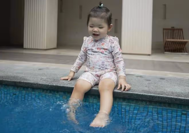 程曉玥曬1歲女兒游泳萌照,胖豆穿小泳衣玩水,白白胖胖超像媽媽