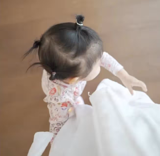 程曉玥曬1歲女兒游泳萌照,胖豆穿小泳衣玩水,白白胖胖超像媽媽