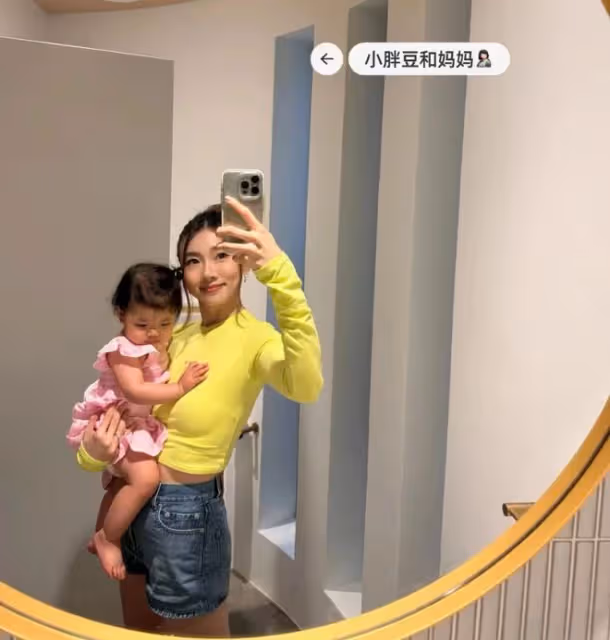 程曉玥曬1歲女兒游泳萌照,胖豆穿小泳衣玩水,白白胖胖超像媽媽