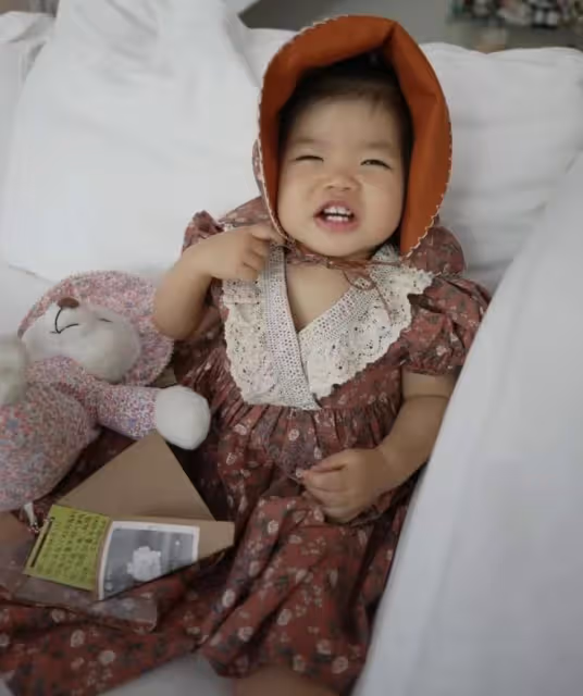 程曉玥曬1歲女兒游泳萌照,胖豆穿小泳衣玩水,白白胖胖超像媽媽