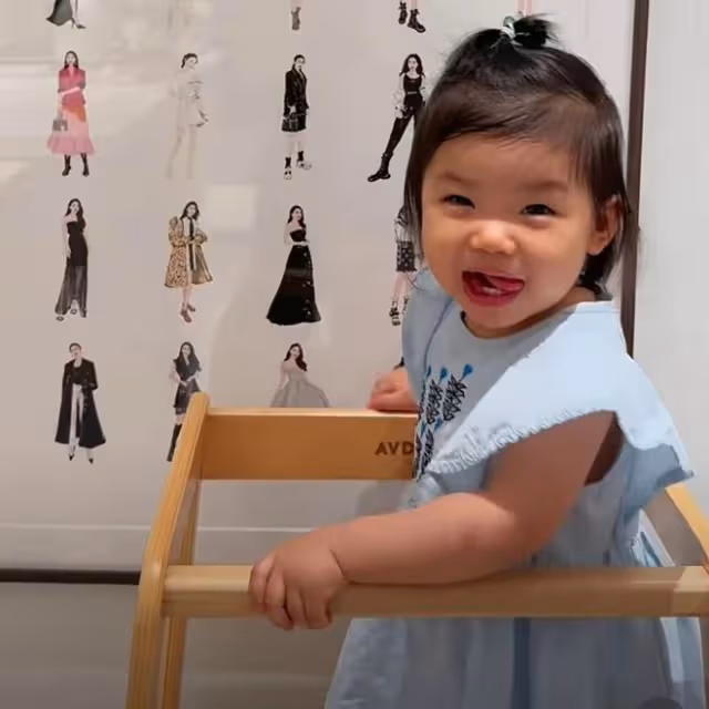 程曉玥曬1歲女兒游泳萌照,胖豆穿小泳衣玩水,白白胖胖超像媽媽