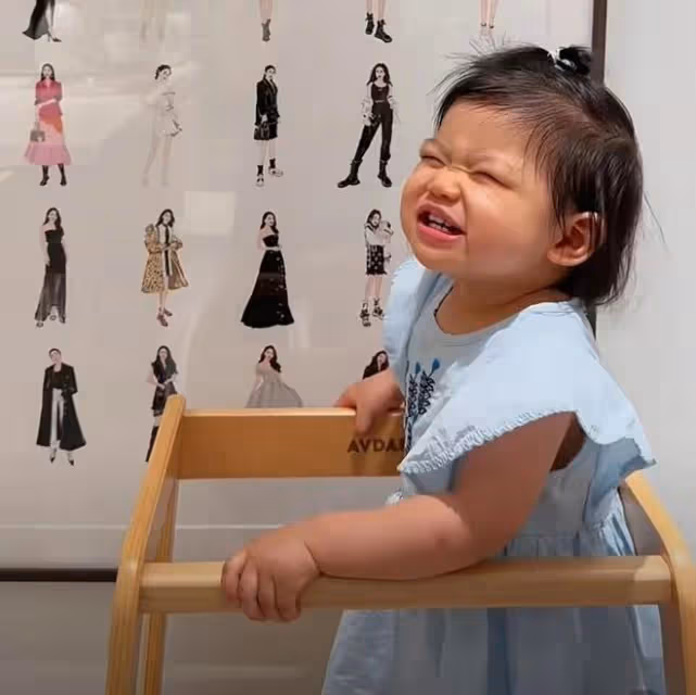 程曉玥曬1歲女兒游泳萌照,胖豆穿小泳衣玩水,白白胖胖超像媽媽