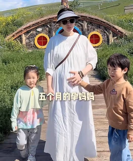 張紀中孕妻好大氣!挺大肚陪娃挑戰空中玻璃水滑道,自詡最強孕媽