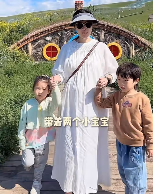 張紀中孕妻好大氣!挺大肚陪娃挑戰空中玻璃水滑道,自詡最強孕媽